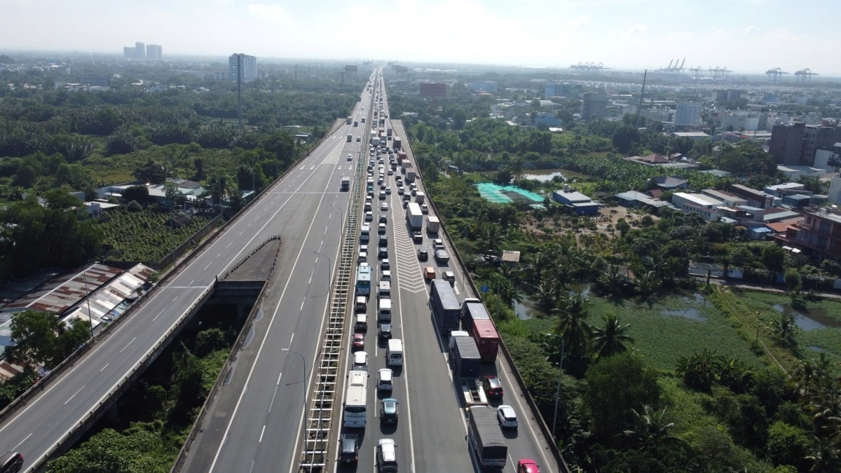 dong xe keo dai hang cay so tren cao toc tp.hcm - long thanh - dau giay hinh anh 1