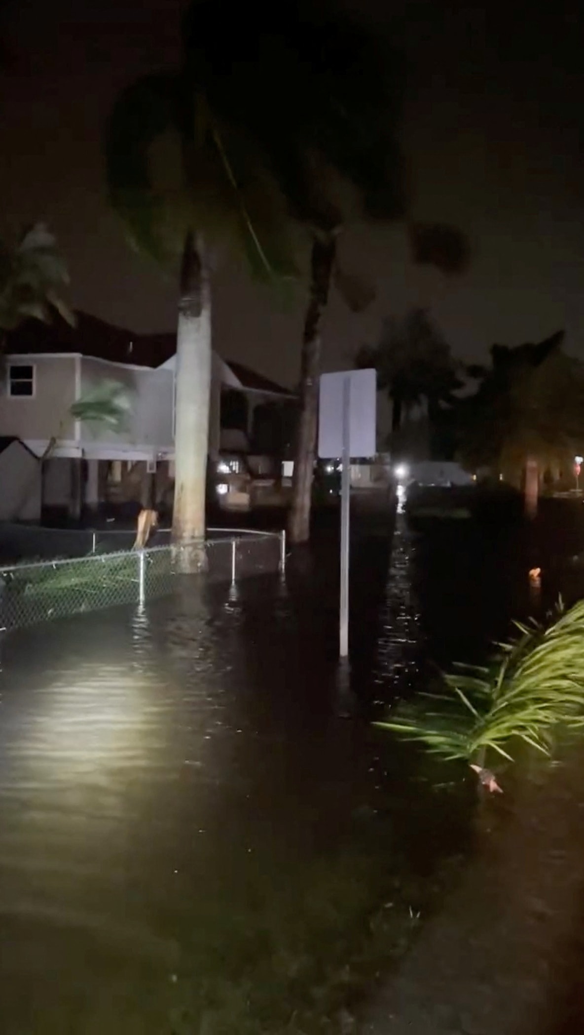 Siêu bão Milton tàn phá Florida: Sập cần cẩu, tốc mái sân vận động - 7