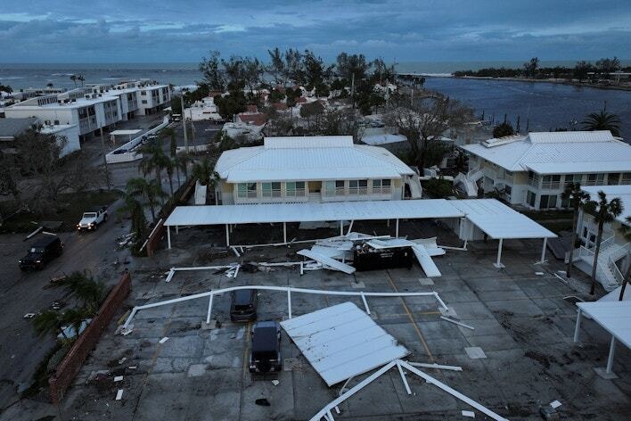 Đường phố Florida tan hoang sau siêu bão Milton - 1