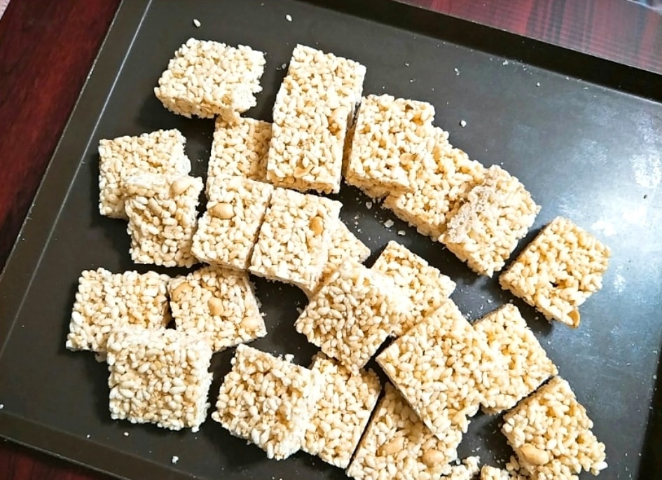 Bánh bỏng gạo được cắt ra. (Ảnh: AFM)