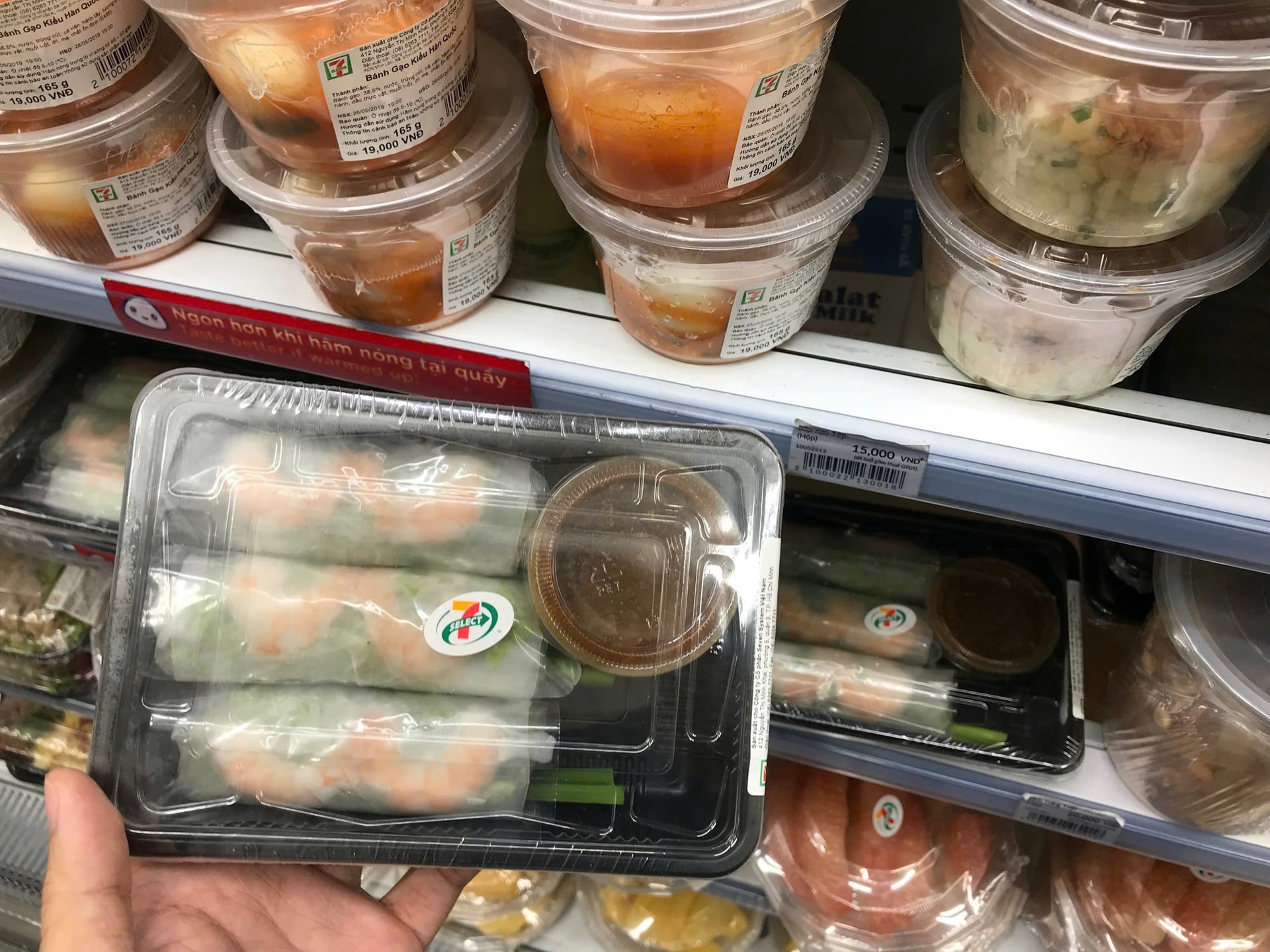 7-Eleven khá chật vật, loay hoay tìm hướng đi riêng với chiến lược địa phương hóa món ăn, bán từ bánh tráng trộn đến cơm, gỏi cuốn, hột vịt lộn... (Ảnh: H. P)