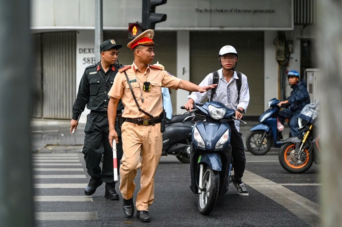 hoc sinh di xe may sai quy dinh nhieu phu huynh biet sai, nhung van co tinh vi pham hinh anh 1