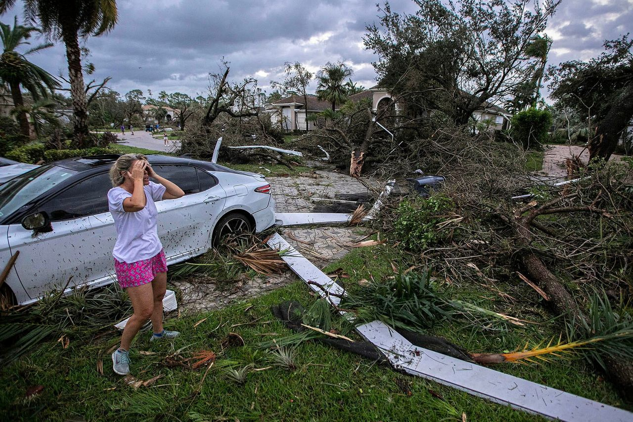 Người dân chứng kiến thiệt hại do bão Milton gây ra ở Florida. (Ảnh: Reuters)