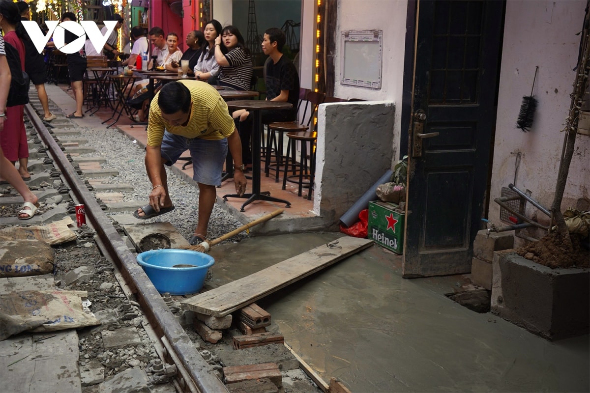 bat chap nguy hiem, nhieu nguoi van than nhien check-in tai pho ca phe duong tau hinh anh 12