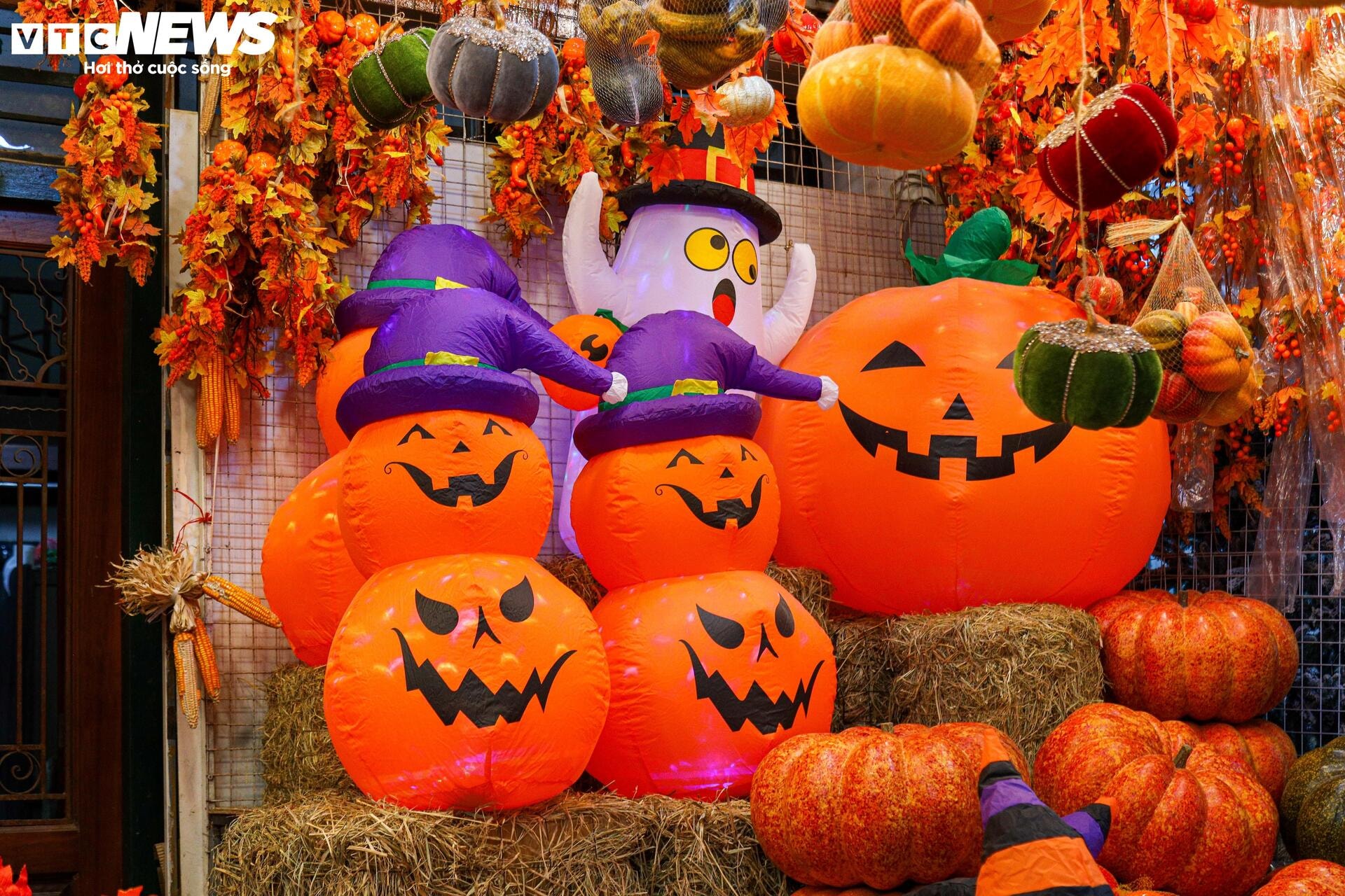 Đồ chơi Halloween ngập tràn, phố cổ Hà Nội trở nên ma mị - 12