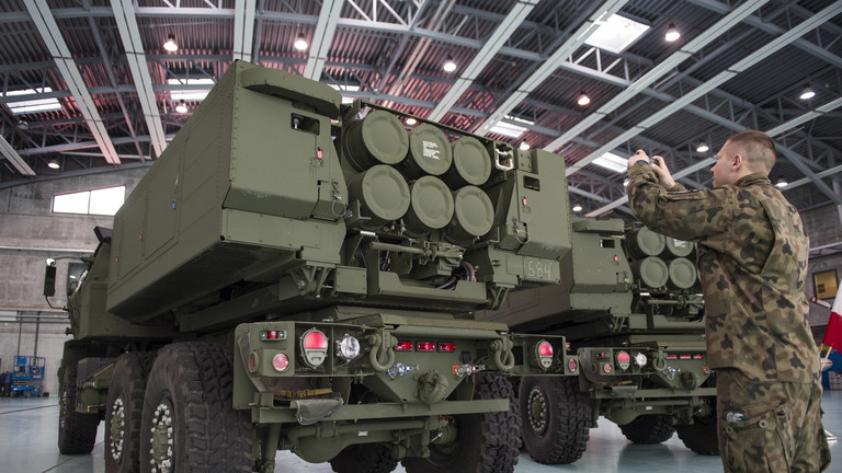 Các bệ phóng tên lửa Himars do Mỹ sản xuất tập kết tại căn cứ quân sự ở Warsaw, Ba Lan. (Ảnh: Getty Images)