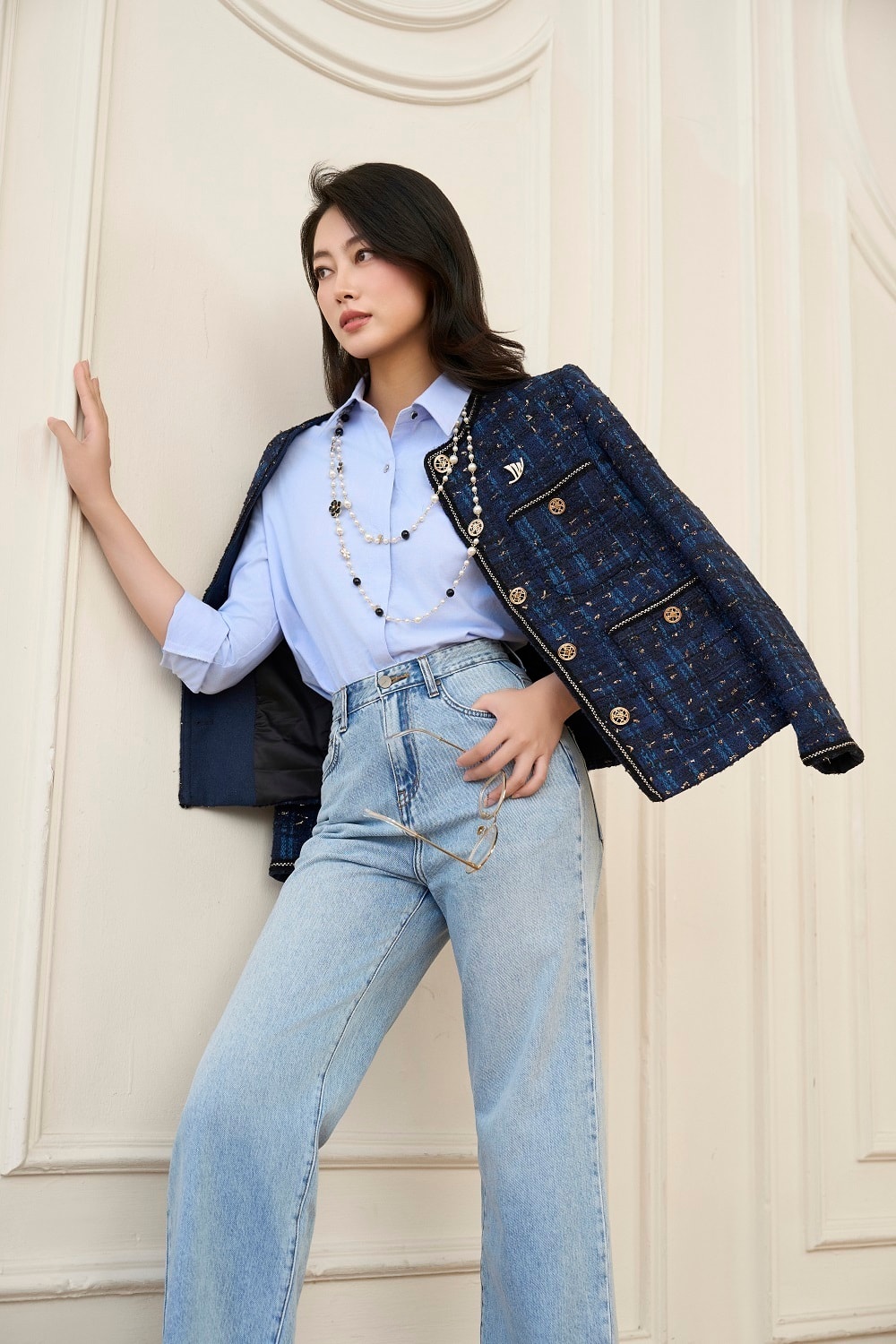 Quần jeans dễ dàng phối với áo sơ mi, áo thun hoặc blazer.