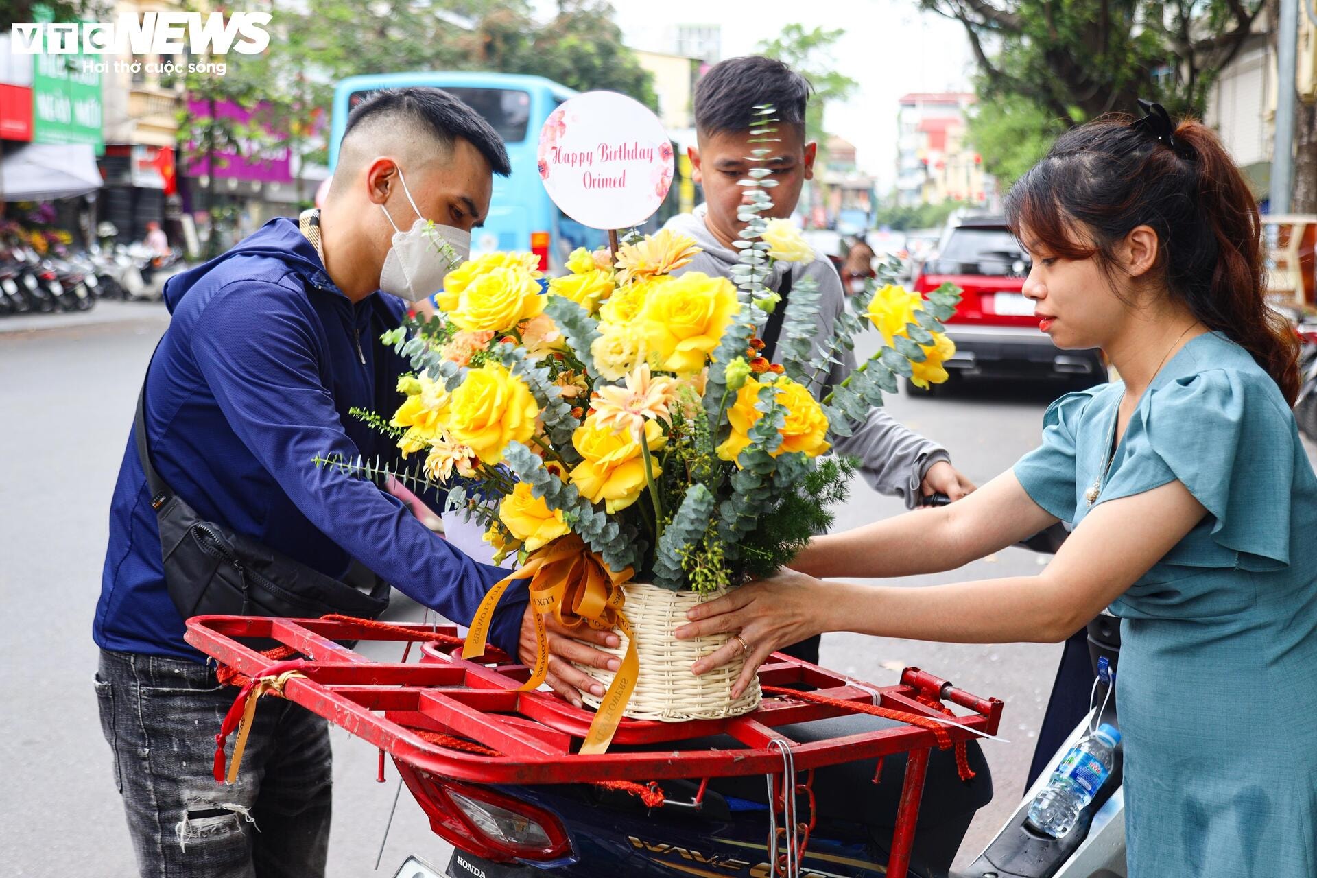 Gần 1 triệu đồng/bông, hoa lạ vẫn hút khách dịp 20/10 - 18