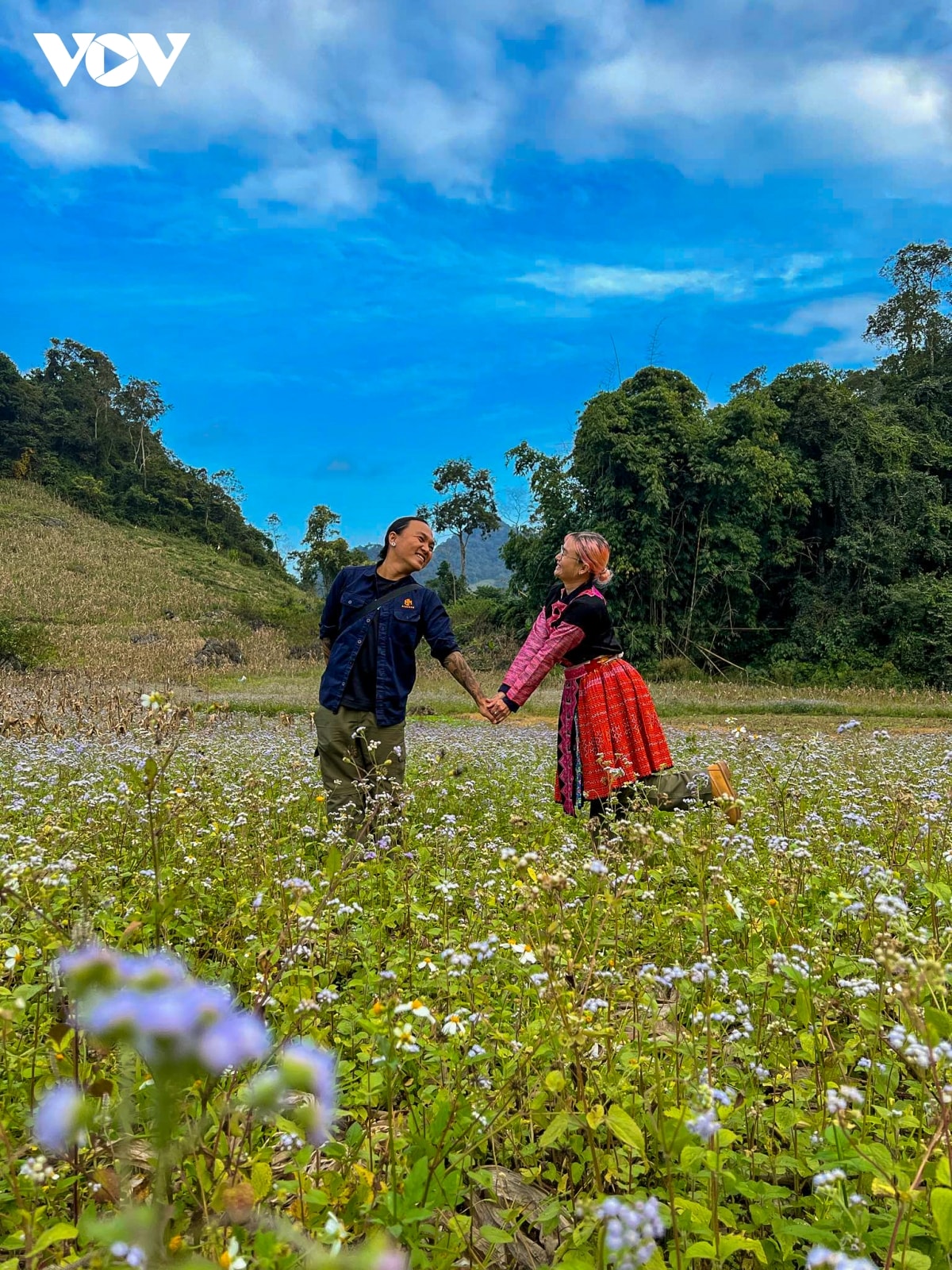 nhung ngay thanh binh cua cap doi sai gon giua nui rung ta so hinh anh 14