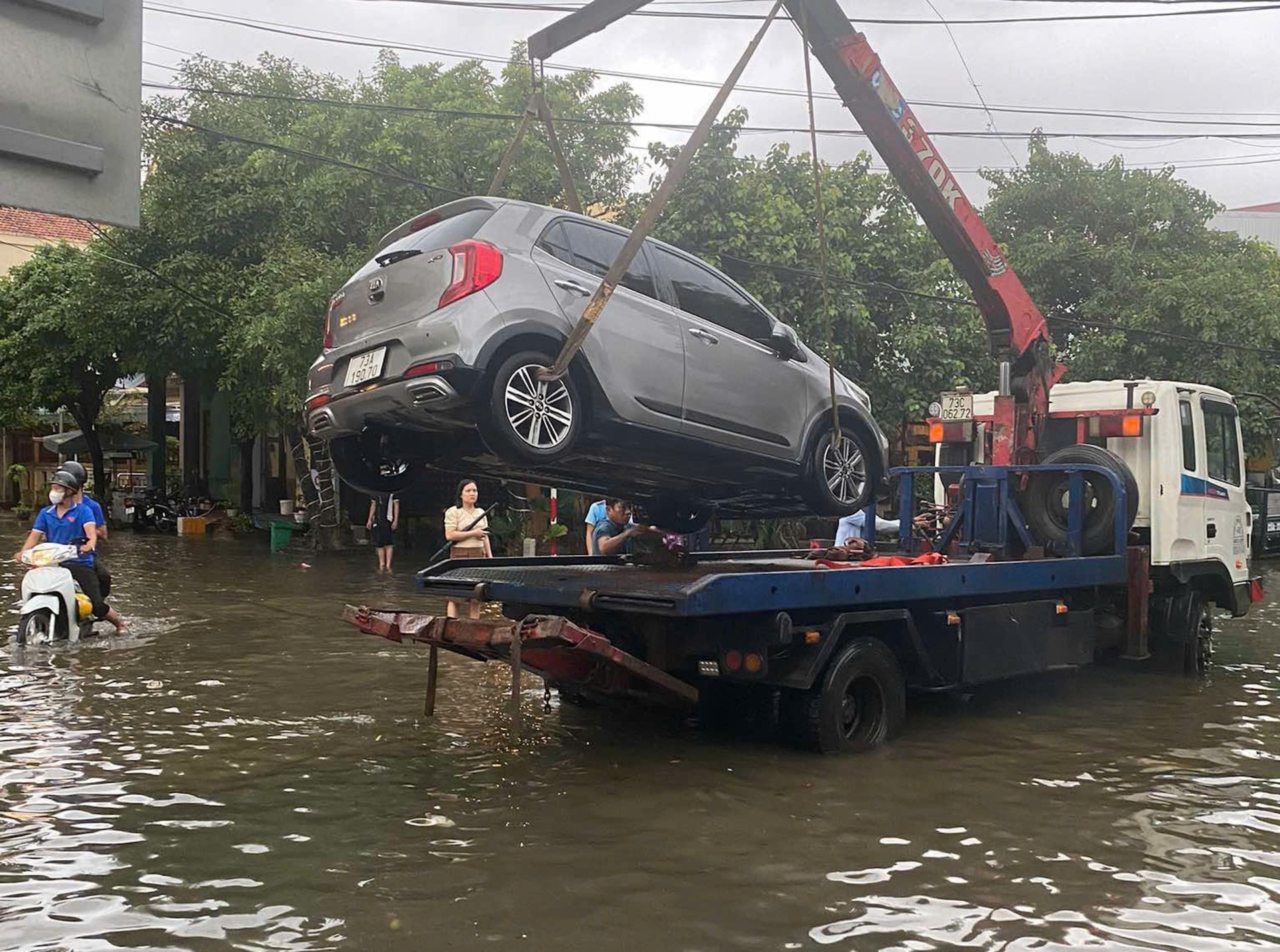 Mưa lớn gây ngập sâu ở đường Hai Bà Trưng (TP Đồng Hới) khiến các ô tô gầm thấp không thể đi qua, phải gọi xe cứu hộ. (Ảnh: Nguyễn Chiến)