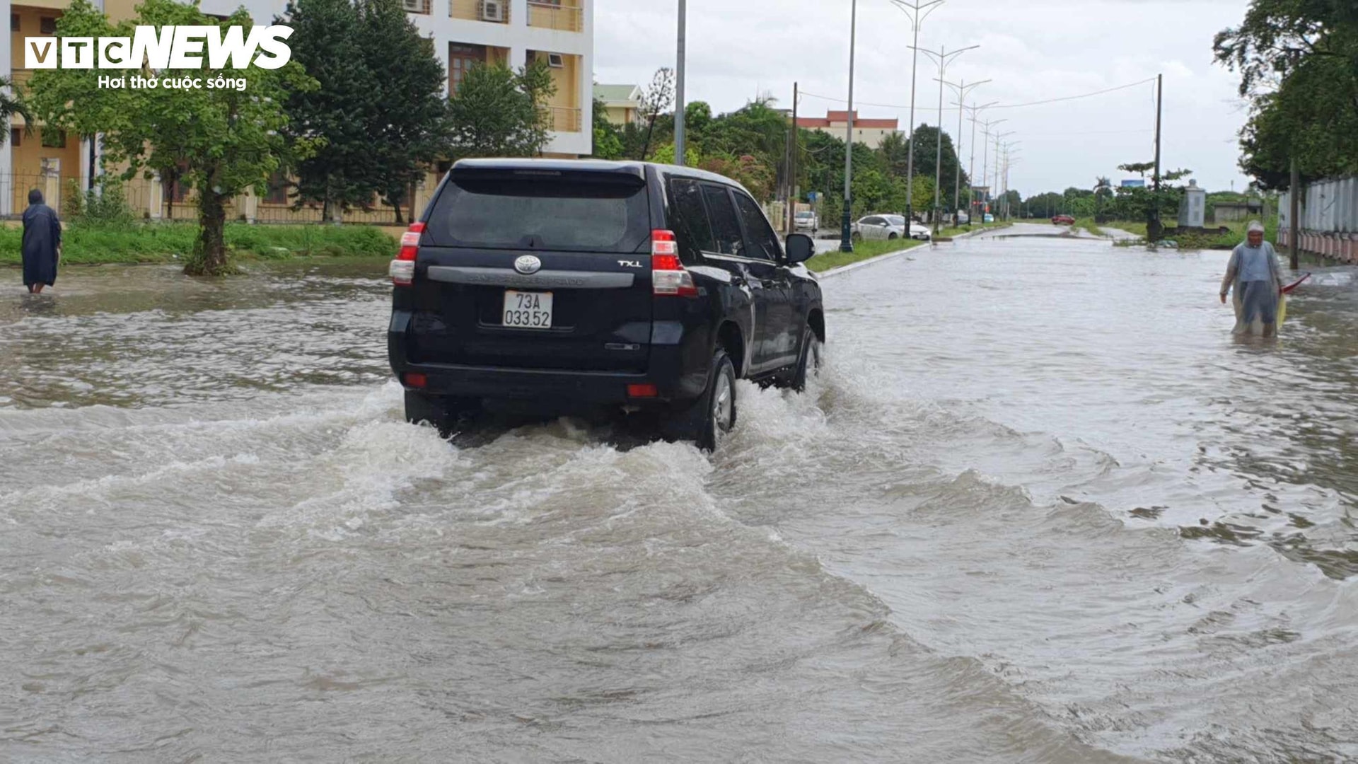 Nhiều tuyến đường ở TP Đồng Hới ngập sâu trong nước. (Ảnh: Bảo Thiên)