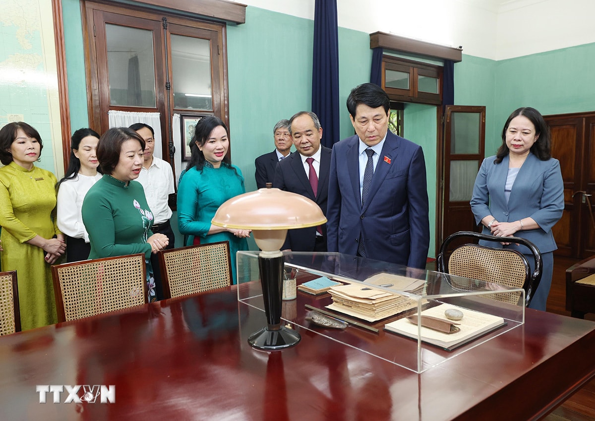 Chủ tịch nước Lương Cường nghe giới thiệu những tài liệu, hiện vật được bảo quản, gìn giữ nguyên vẹn về những ngày sống và làm việc của Chủ tịch Hồ Chí Minh tại Nhà 67.