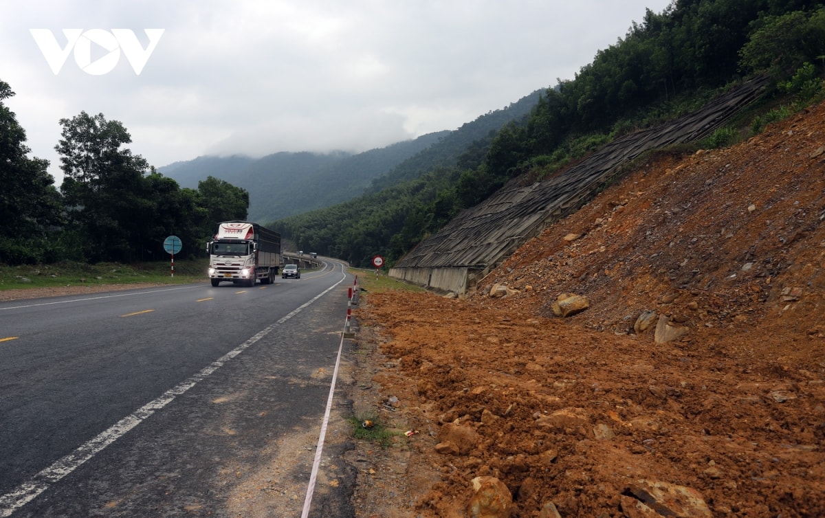 canh bao sat lo, sut truot dat tren cao toc la son - hoa lien hinh anh 2