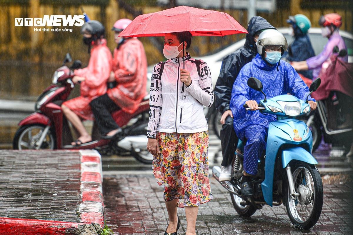 Ngày 23/10, mưa lớn giảm dần ở miền Trung, trong khi đó thời tiết miền Bắc chuyển mát mẻ sau khi đó không khí lạnh. (Ảnh minh hoạ: Ngô Nhung)