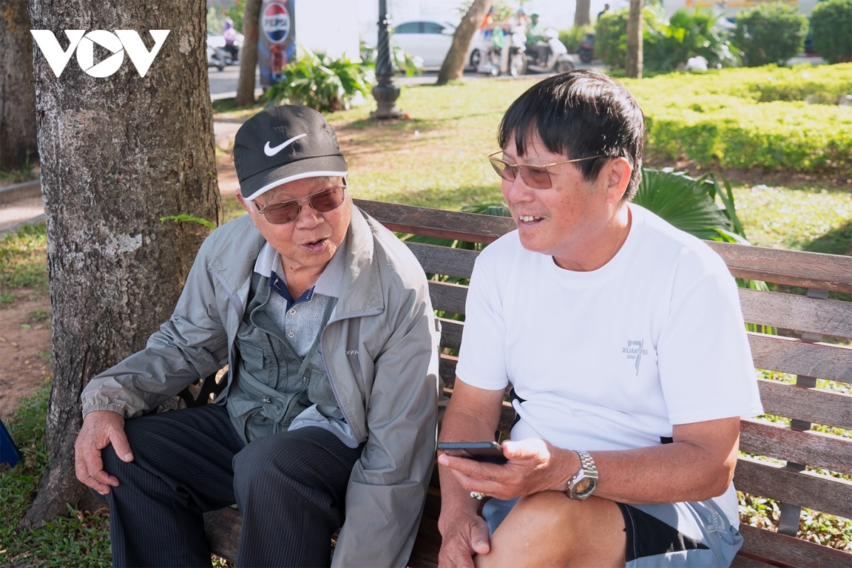 ha noi se lanh vao sang som, nguoi dan khoac ao am ra duong hinh anh 9