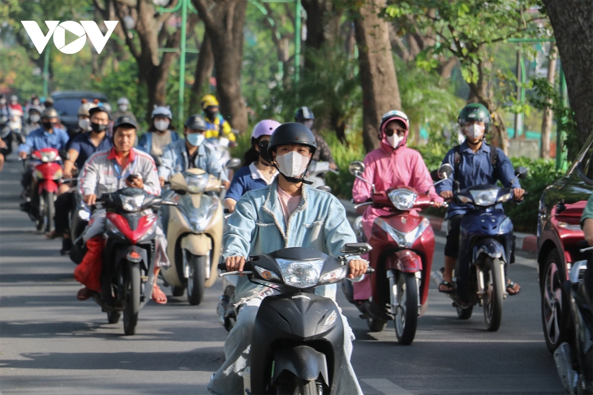 ha noi se lanh vao sang som, nguoi dan khoac ao am ra duong hinh anh 10