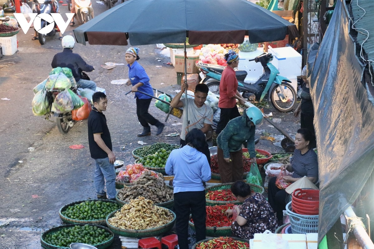 ha noi se lanh vao sang som, nguoi dan khoac ao am ra duong hinh anh 1