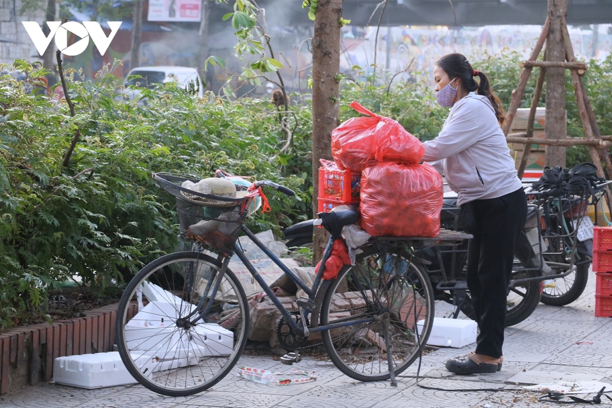 ha noi se lanh vao sang som, nguoi dan khoac ao am ra duong hinh anh 2