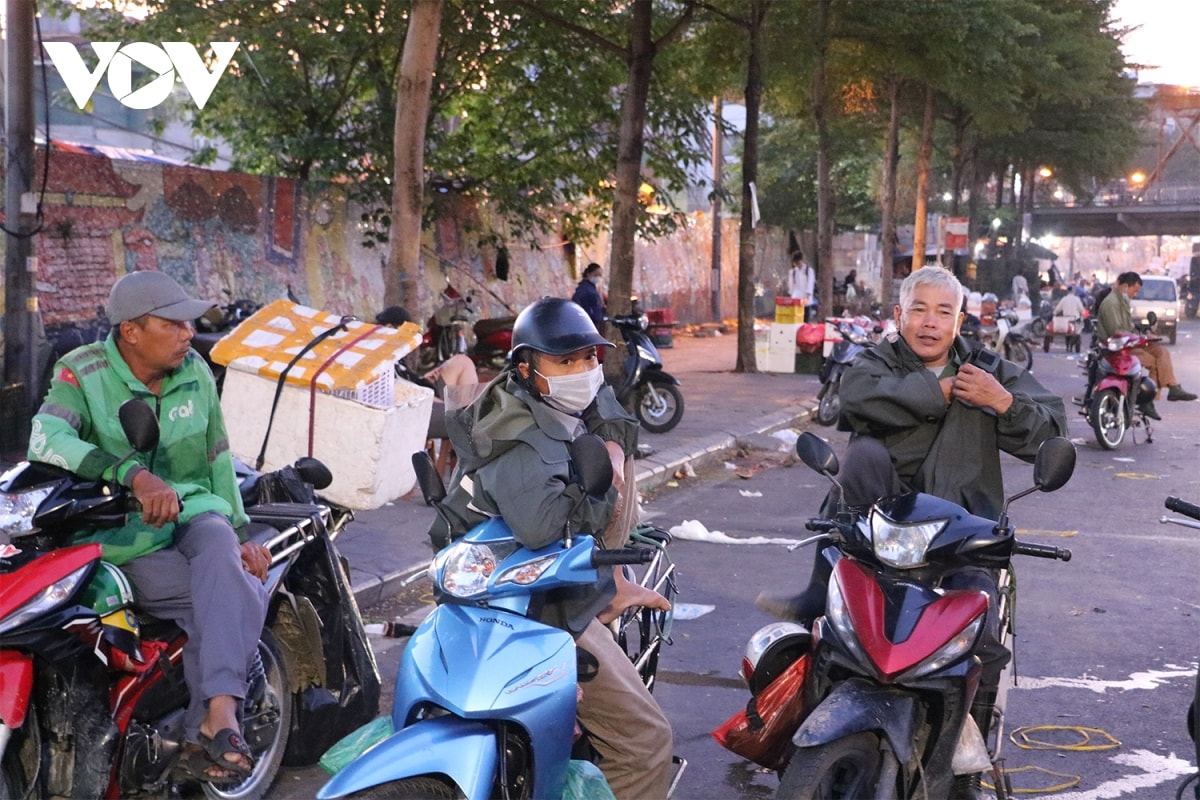 ha noi se lanh vao sang som, nguoi dan khoac ao am ra duong hinh anh 4