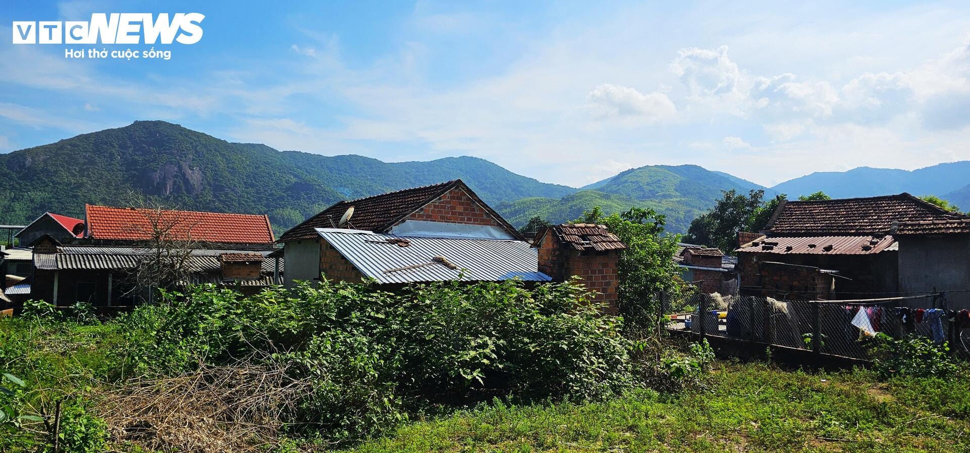 Lo sạt lở, người dân dưới chân núi Cấm tại Bình Định ôm đồ đi ở nhờ - 4