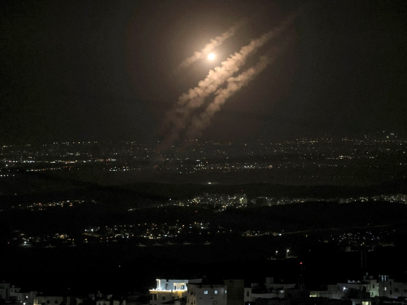 Vệt sáng trên bầu trời Tehran do cuộc tấn công của Israel. (Ảnh: Getty Images)