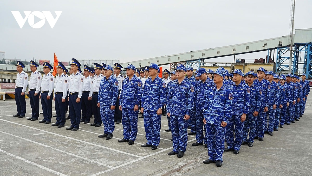 tau csb 8004 len duong tham, giao luu voi luc luong bao ve bo bien han quoc hinh anh 1