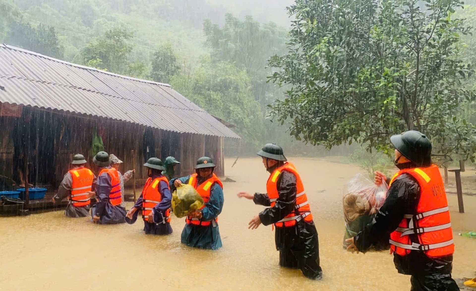 Nước lũ bủa vây, người dân miền Trung hối hả chạy lụt - 1