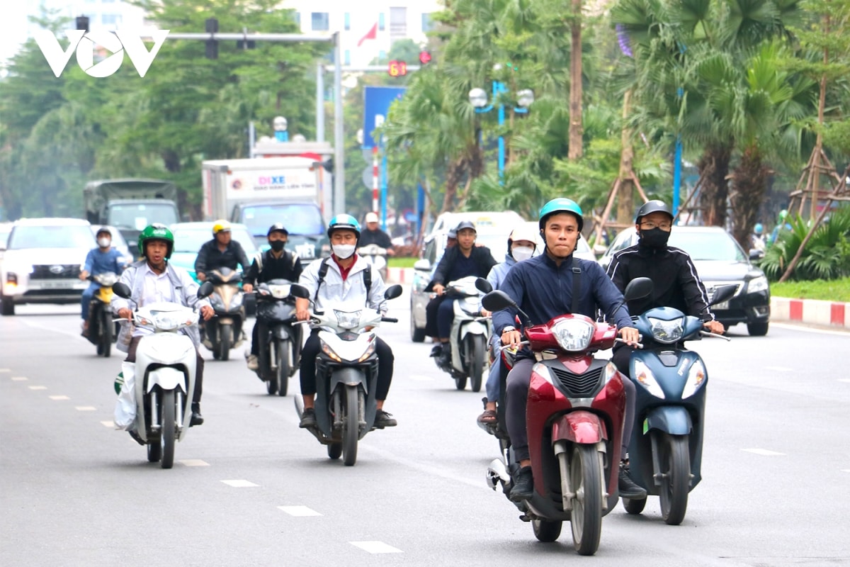 nhiet do giam manh, nguoi ha noi choang kin mit ra duong hinh anh 2