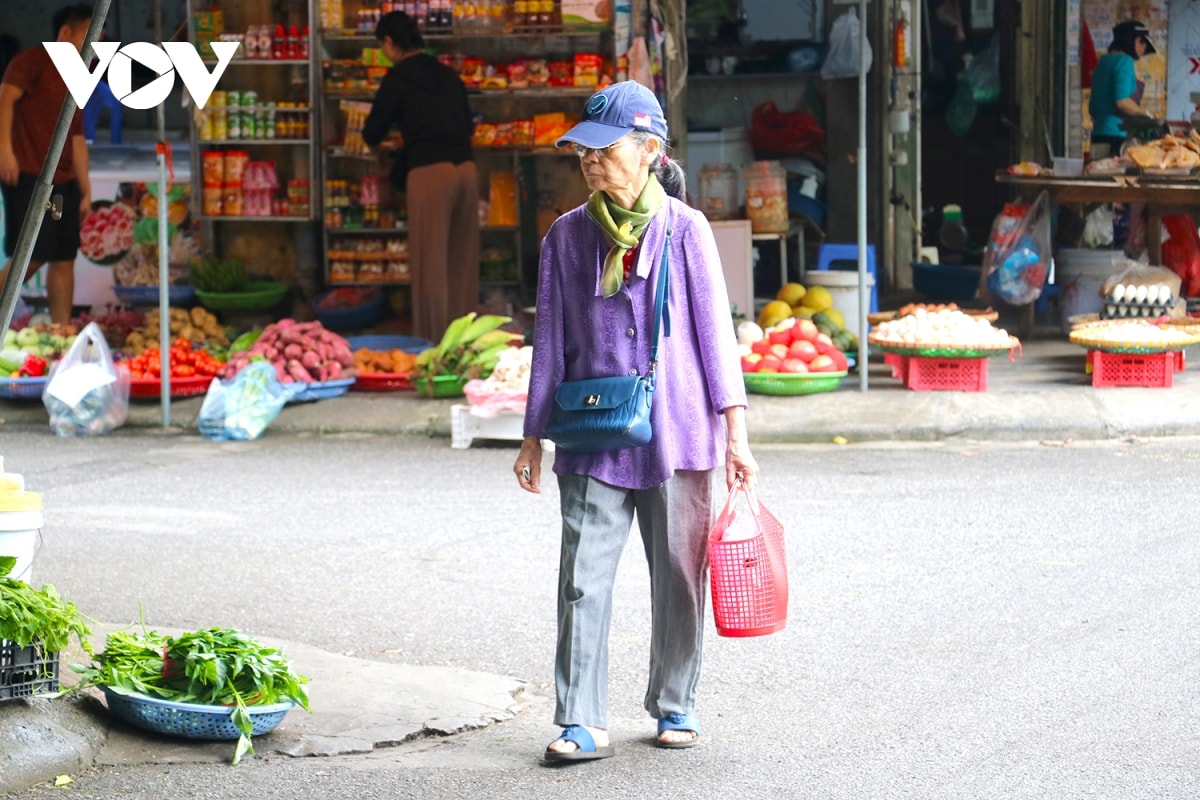 nhiet do giam manh, nguoi ha noi choang kin mit ra duong hinh anh 4