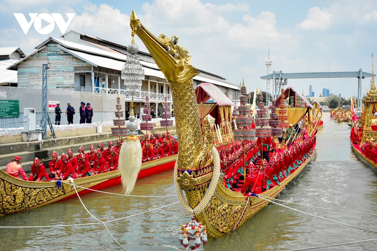 Doc dao le ruoc thuyen hoang gia thai lan tren song chao phraya hinh anh 1