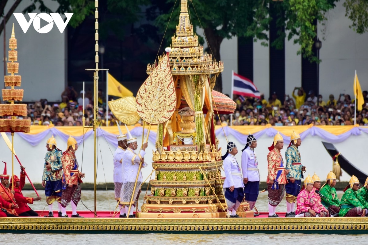 Doc dao le ruoc thuyen hoang gia thai lan tren song chao phraya hinh anh 14