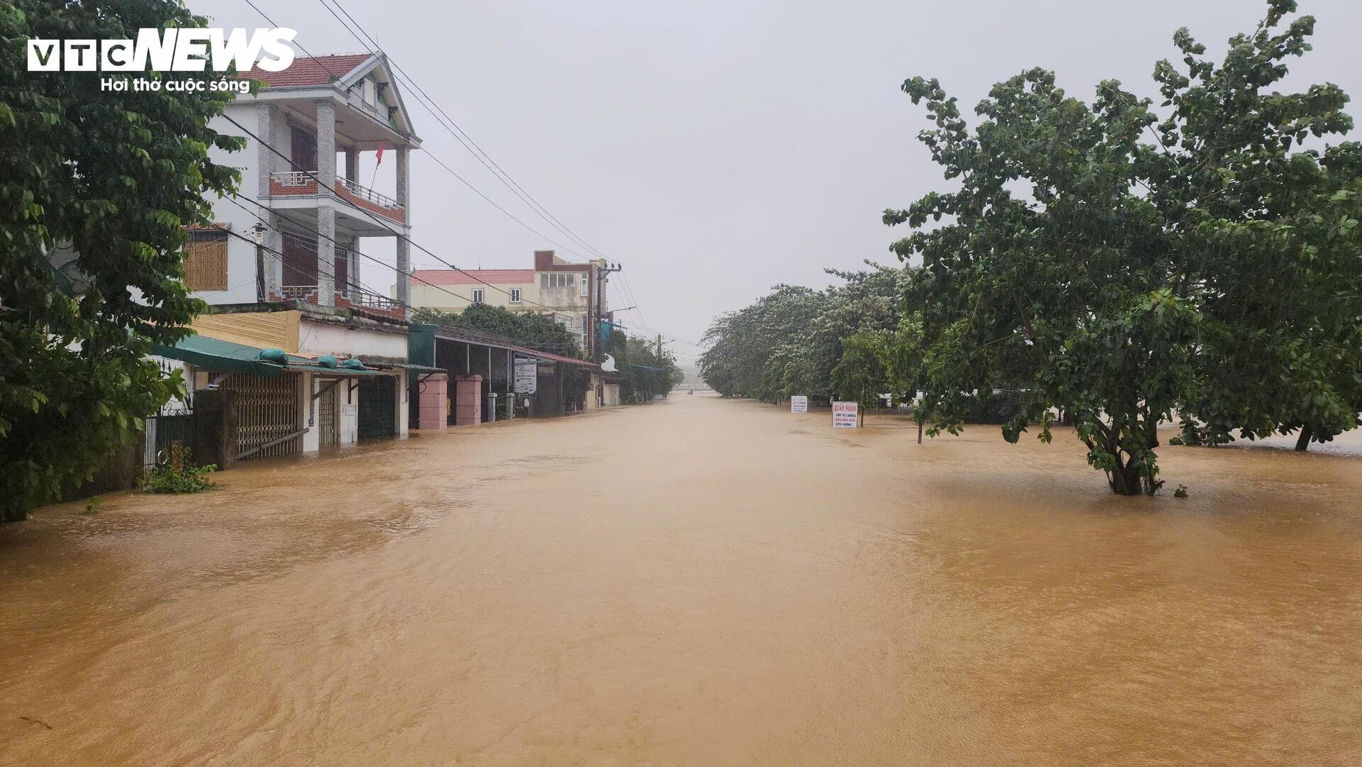 Nước chạm nóc nhà, hàng nghìn hộ dân ở 'rốn lũ' Quảng Bình vẫn bị cô lập  - 8