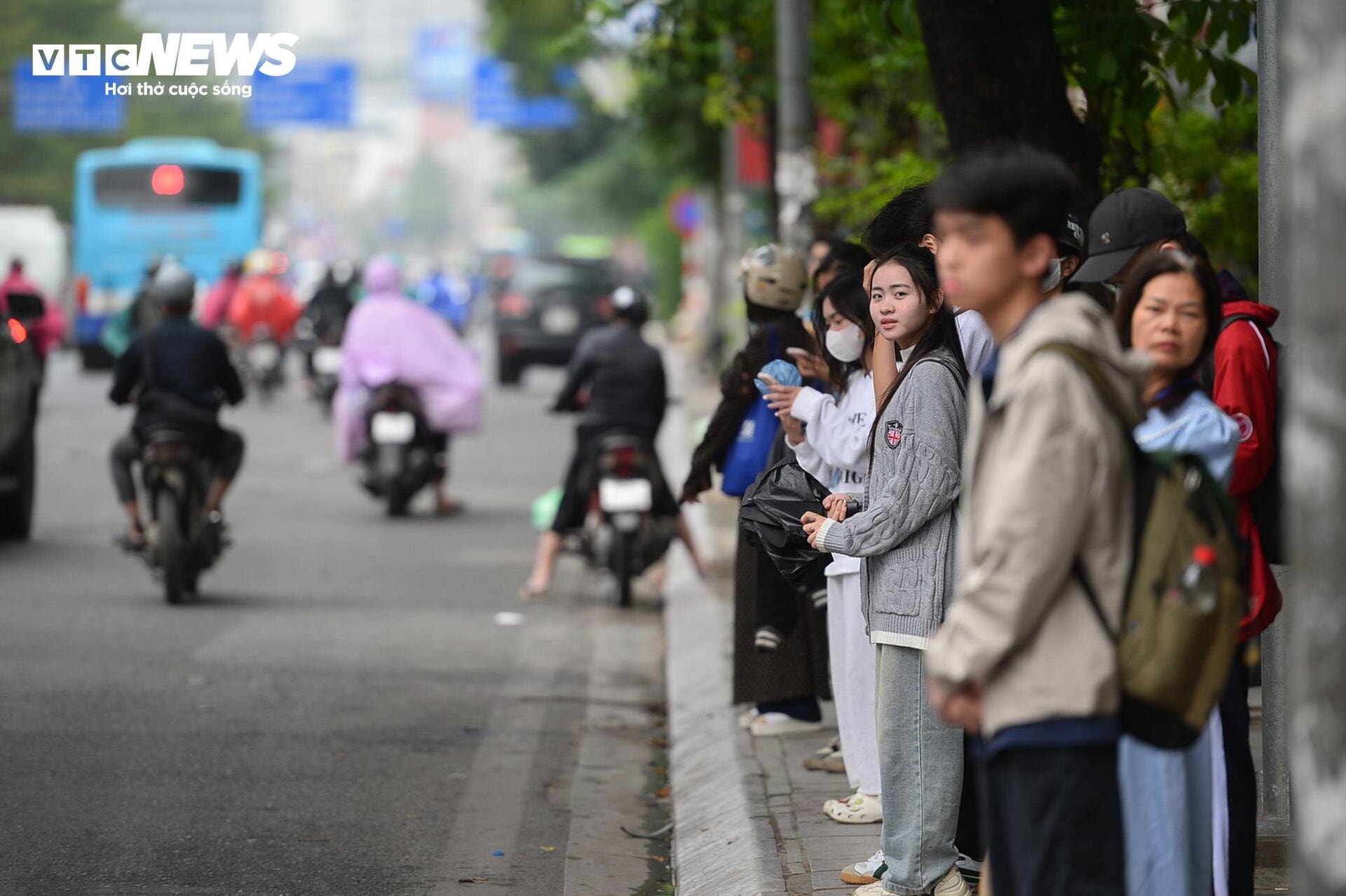 Người Hà Nội quàng khăn, mặc áo ấm đón gió lạnh đầu mùa - 11