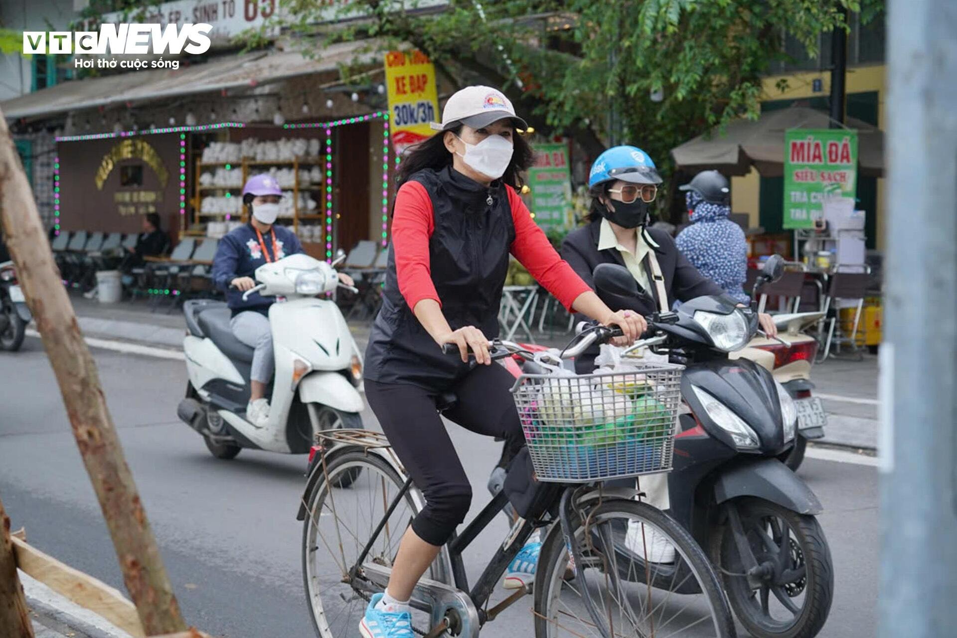 Người Hà Nội quàng khăn, mặc áo ấm đón gió lạnh đầu mùa - 7