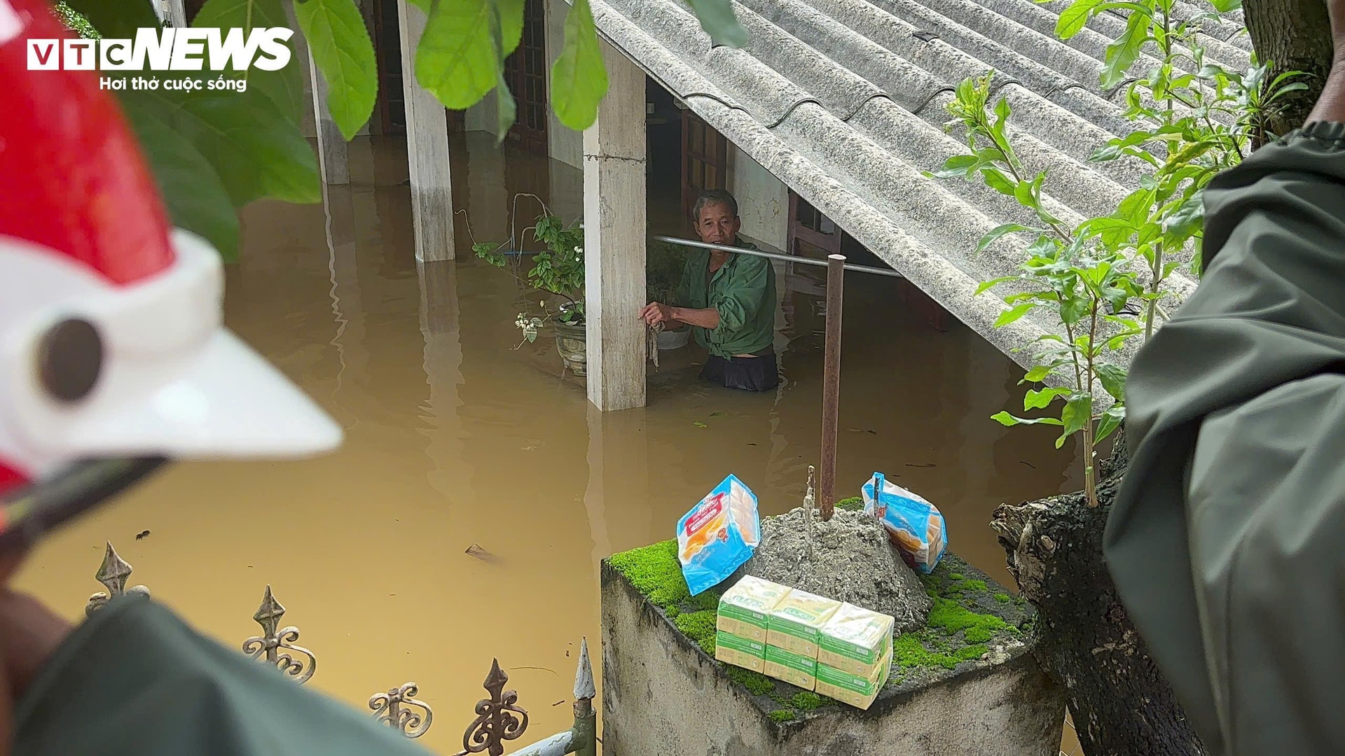 Nhiều người dân ở thị trấn Kiến Giang cho biết, từ ngày lụt đến giờ họ chưa được ăn cơm. (Ảnh: Nguyễn Vương)