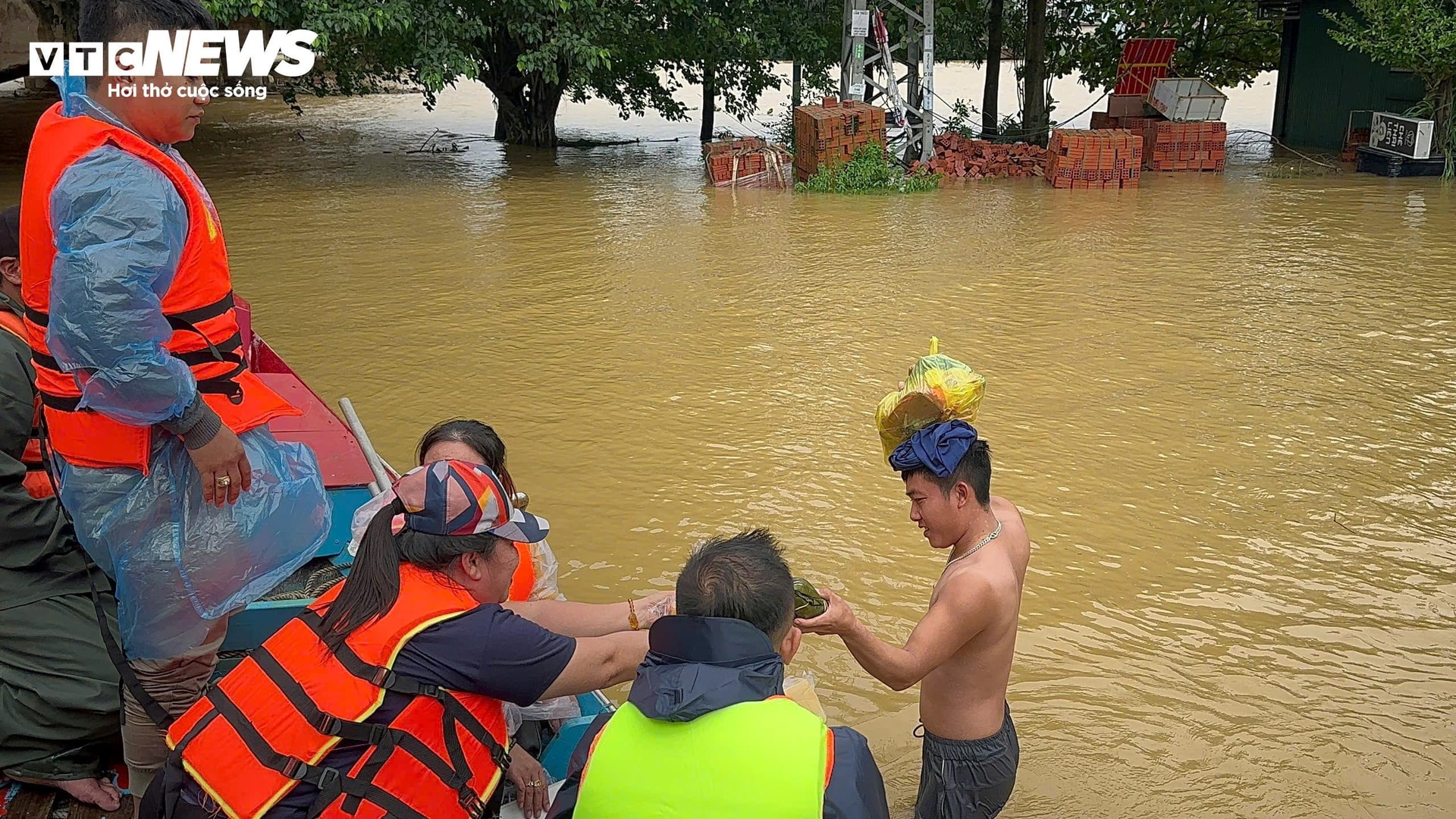 Có kinh nghiệm sống trong mưa lũ nên những đoàn từ thiện ở Huế - Quảng Trị ngoài chuẩn bị nhiều nước sạch thì còn gói cả bánh chưng để tiếp tế cho người dân vùng lũ Quảng Bình. (Ảnh: Nguyễn Vương)