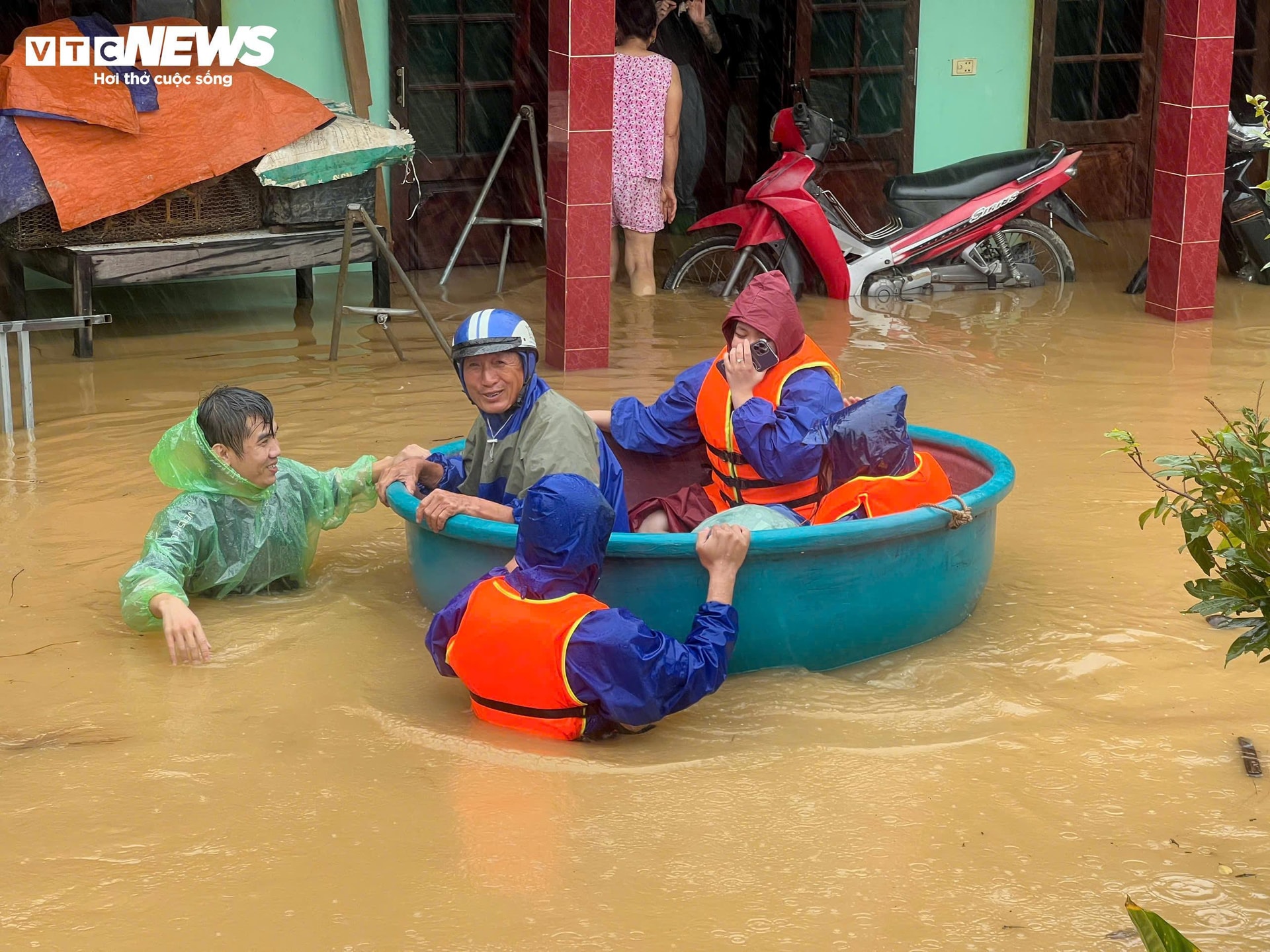 Mưa lũ ở huyện LệThuỷ chỉ còn khoảng 50cm nữa là chạm đỉnh lũ lịch sử năm 2020. (Ảnh: NC)