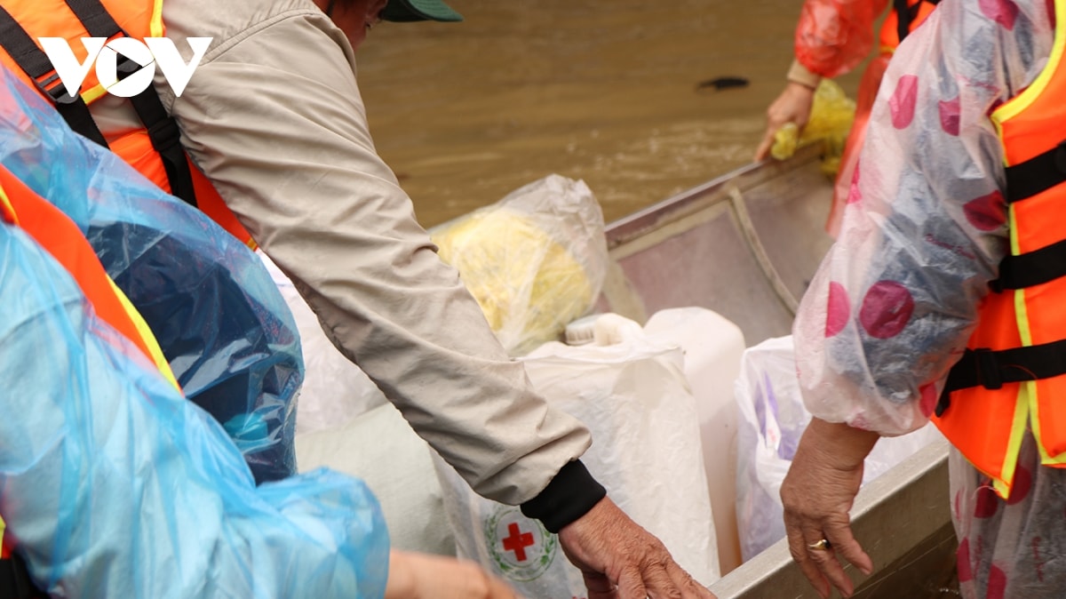 khan truong tiep can, ho tro ba con vung lu quang binh hinh anh 2