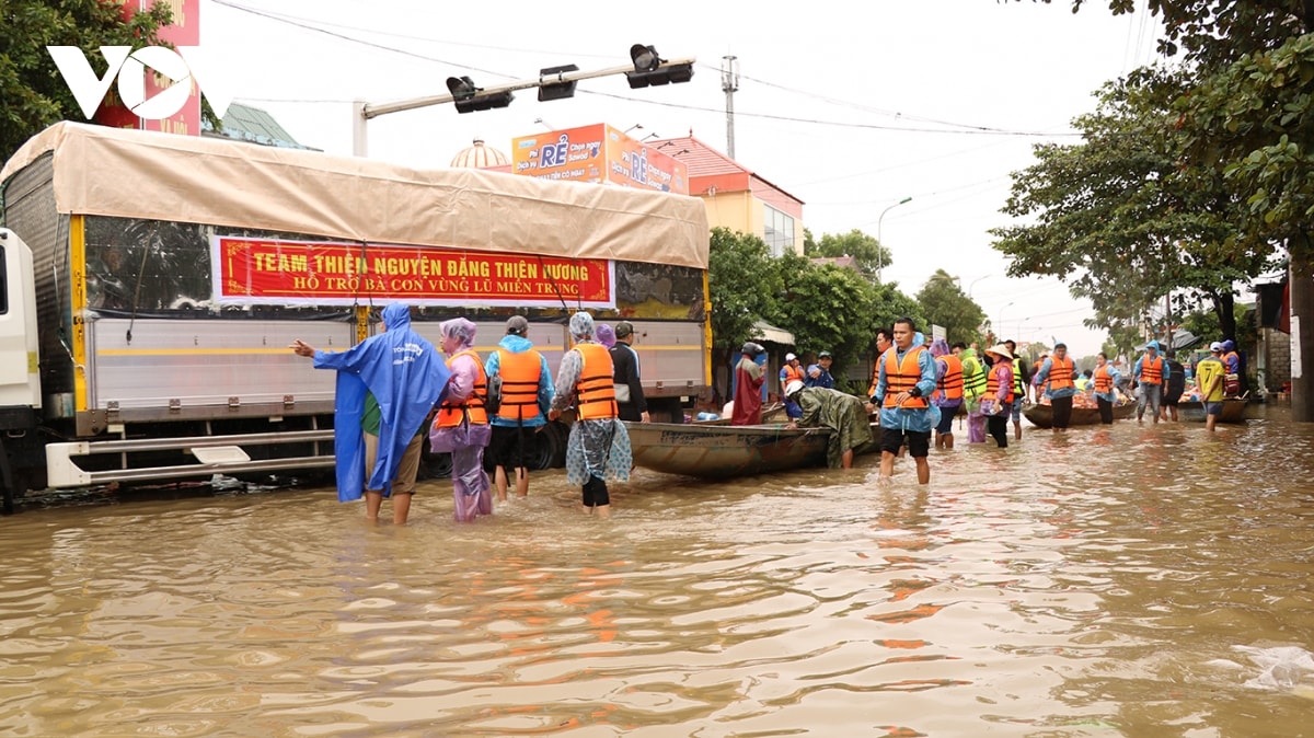 khan truong tiep can, ho tro ba con vung lu quang binh hinh anh 4
