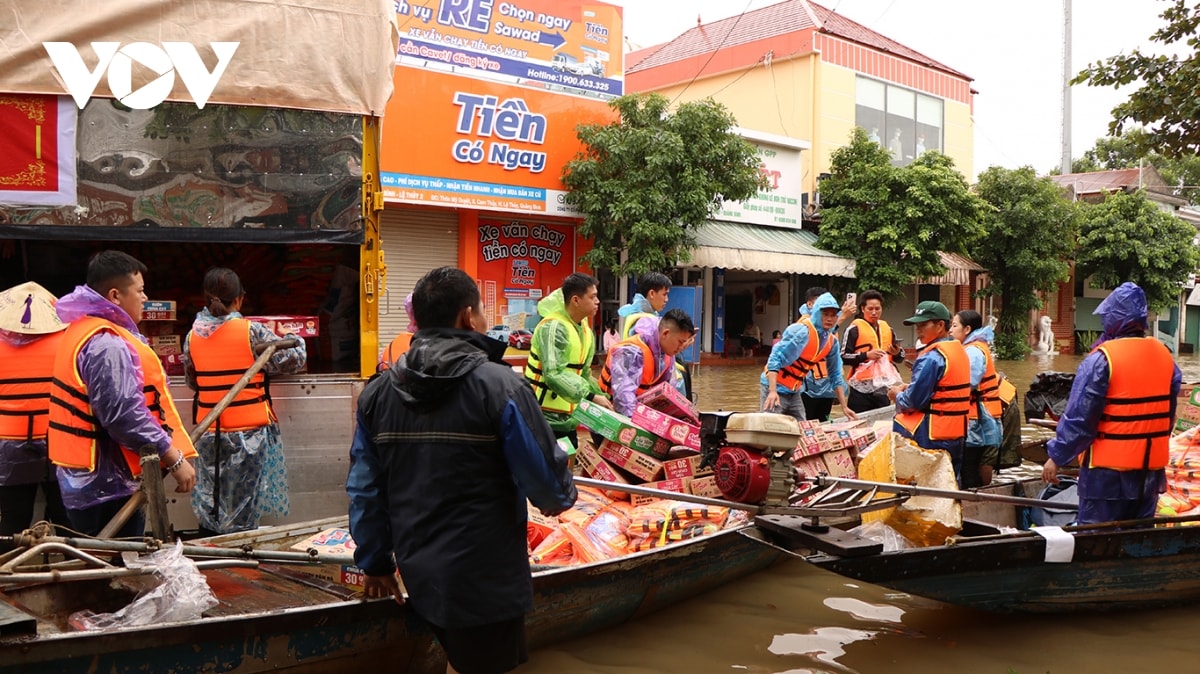 khan truong tiep can, ho tro ba con vung lu quang binh hinh anh 3