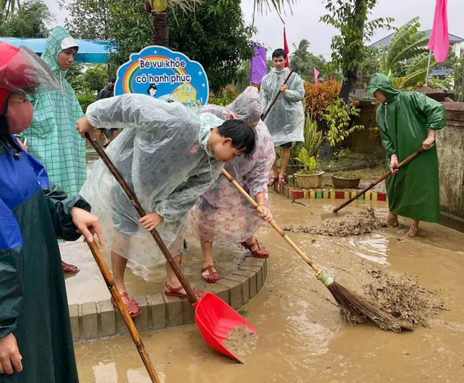 Lực lượng chức năng tỉnh Quảng Trị đang tất bật dọn dẹp bùn non tại các trường học khi nước rút để có thể sớm đón học sinh đi học trở lại. (Ảnh: VT)