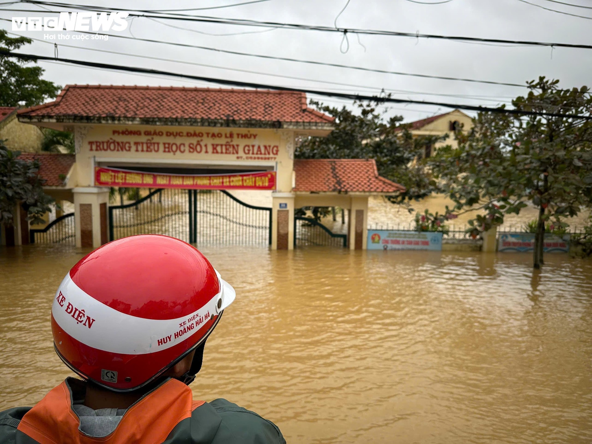 Nhiều trường học các huyện Lệ Thuỷ, Quảng Ninh (Quảng Bình) bị ngập sâu trong nước trong đợt lũ vừa qua.