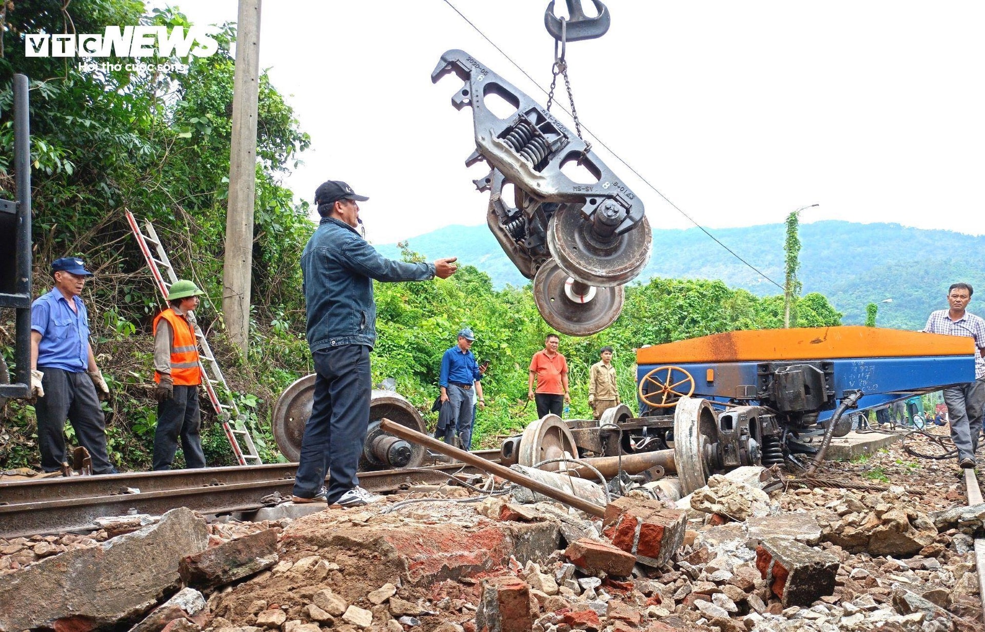 Hiện trường tàu hàng gặp sự cố trên đèo Hải Vân.