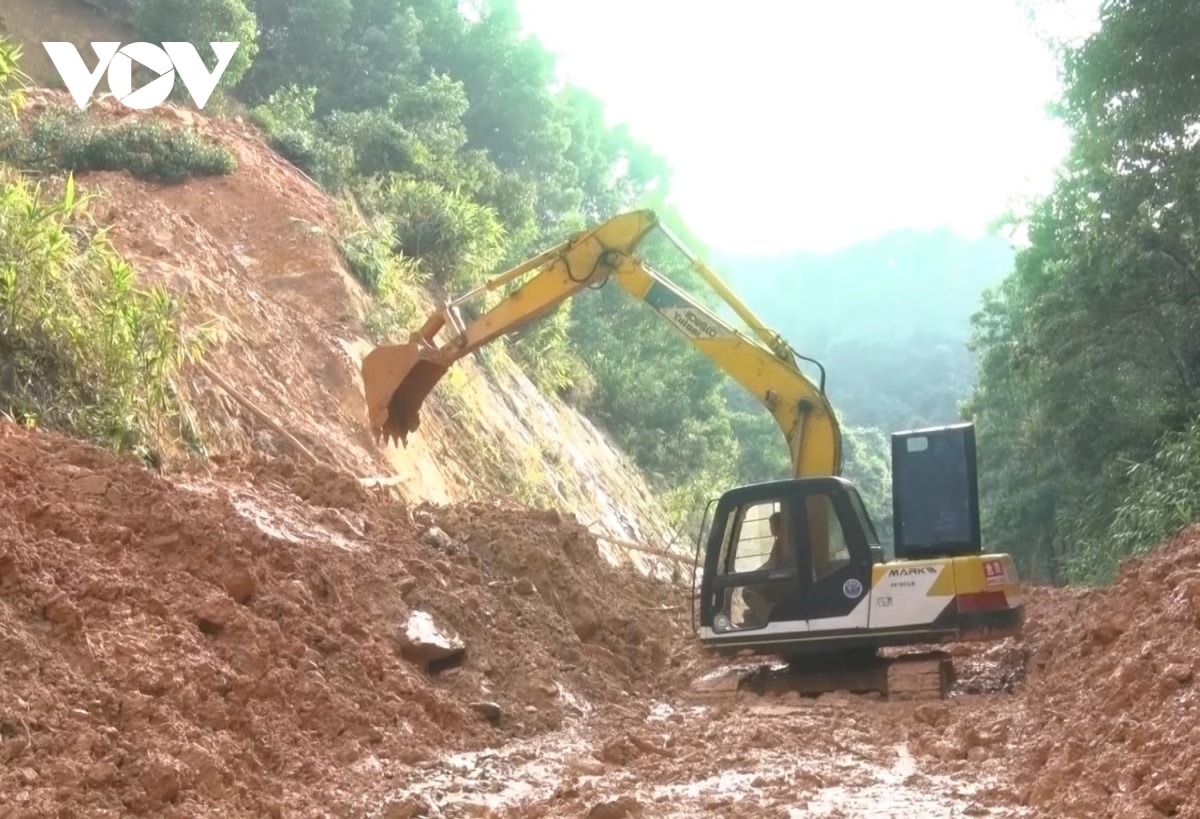 quảng bình khắc phục sạt lở sau lũ, sớm thông tuyến quốc lộ hình ảnh 4 quang binh khac phuc sat lo sau lu, som thong tuyen quoc lo hinh anh 4
