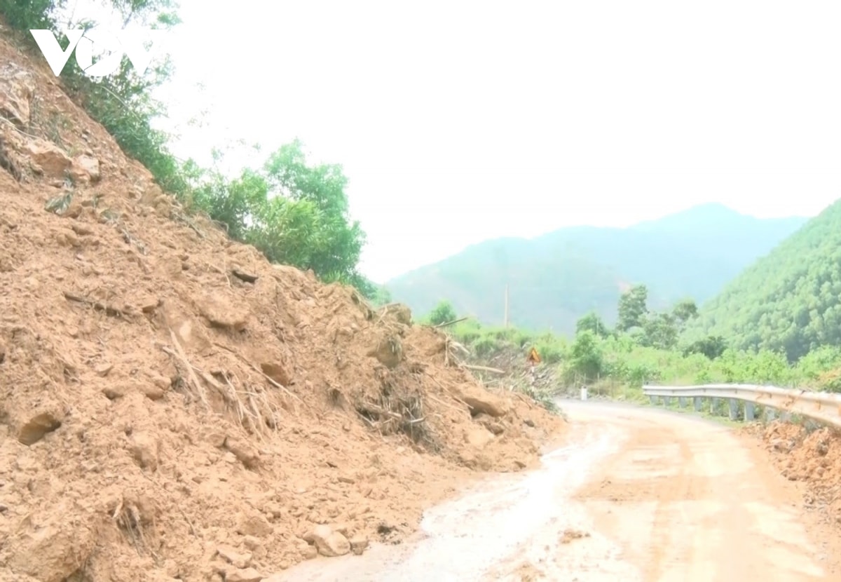 quang binh khac phuc sat lo sau lu, som thong tuyen quoc lo hinh anh 3