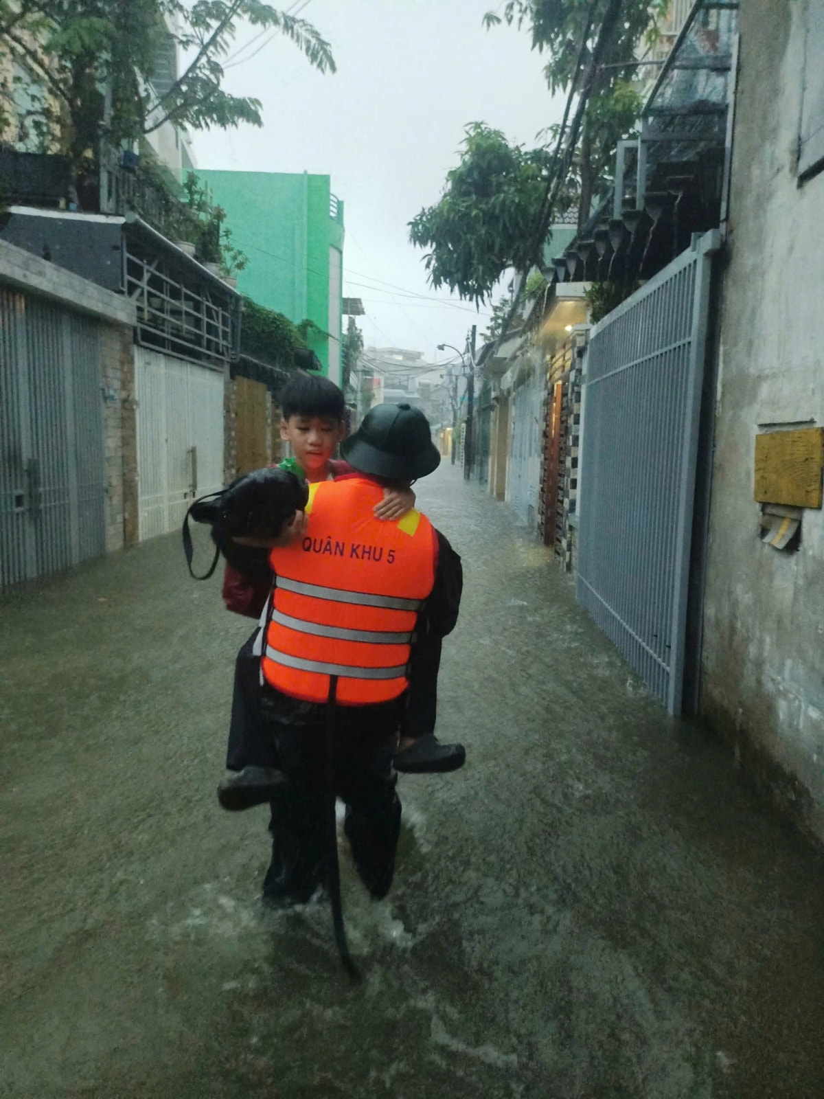 luc luong vu trang quan khu 5 ho tro dan Da nang chong ngap hinh anh 5