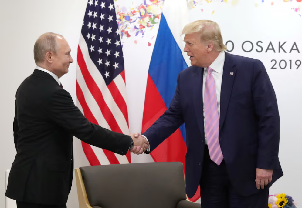 Ông Donald Trump gặp ông Putin bên lề Hội nghị thượng đỉnh G-20 tại Osaka, Nhật Bản, năm 2019. (Ảnh: Reuters)