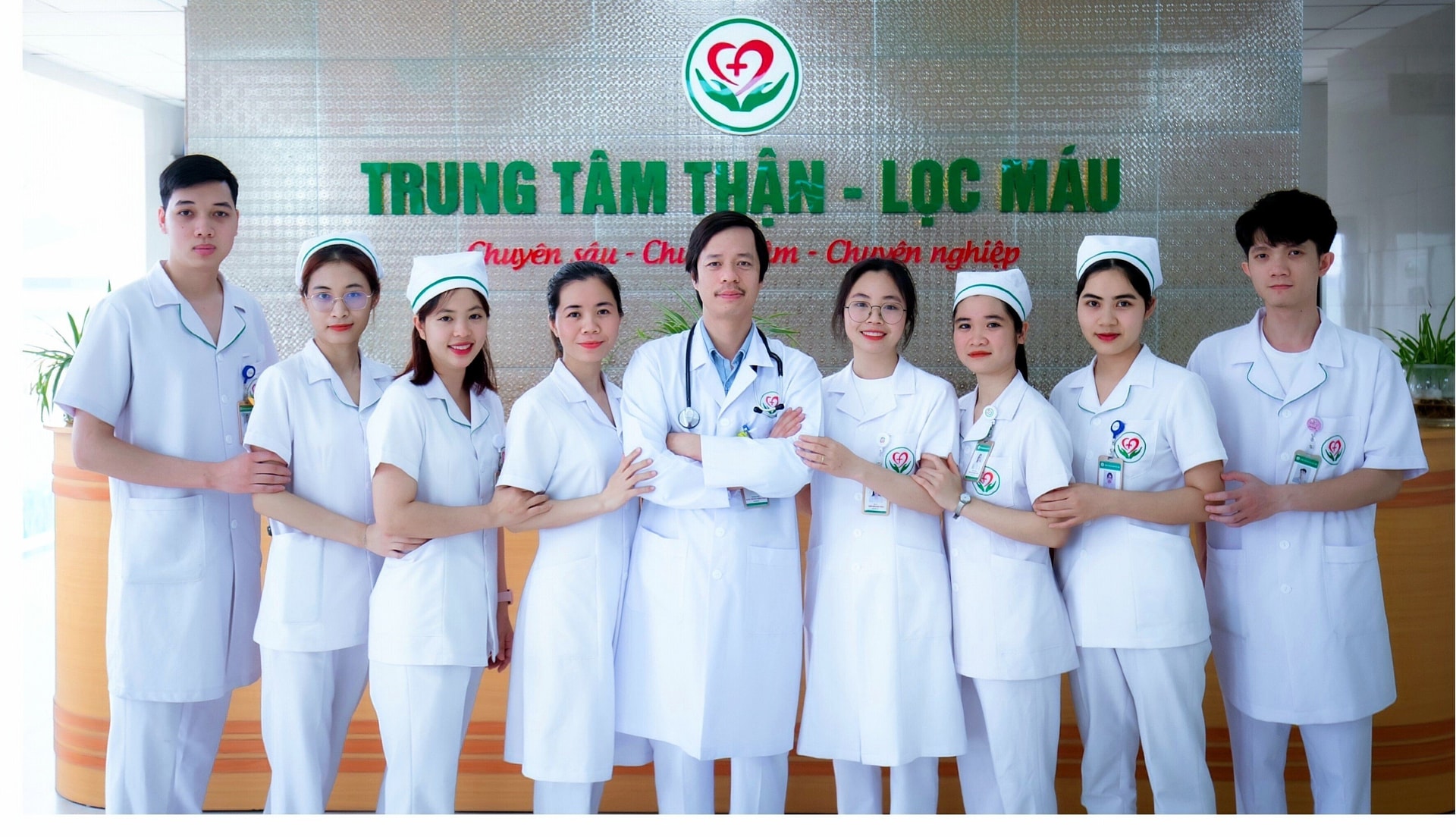 Tập thể y, bác sĩ của Trung tâm Thận – Lọc máu (Bệnh viện Đa Khoa Việt Đức).