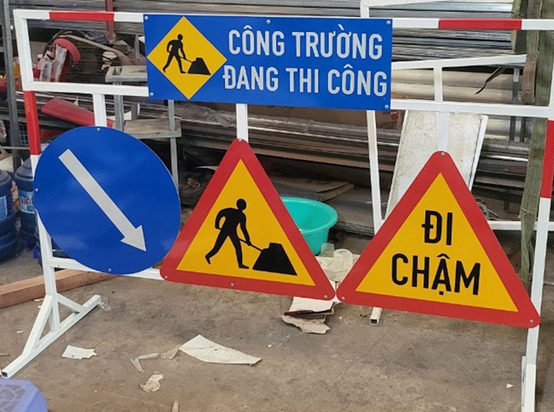 Công trường thi công phải có biển, thiết bị cảnh báo để đảm bảo an toàn.