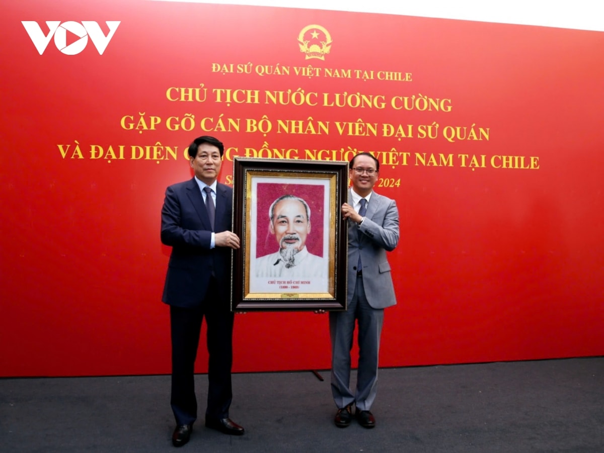 chủ tịch nước lương cường thăm Đại sứ quán và cộng đồng người việt nam tại chile hình ảnh 5 chu tich nuoc luong cuong tham Dai su quan va cong dong nguoi viet nam tai chile hinh anh 5